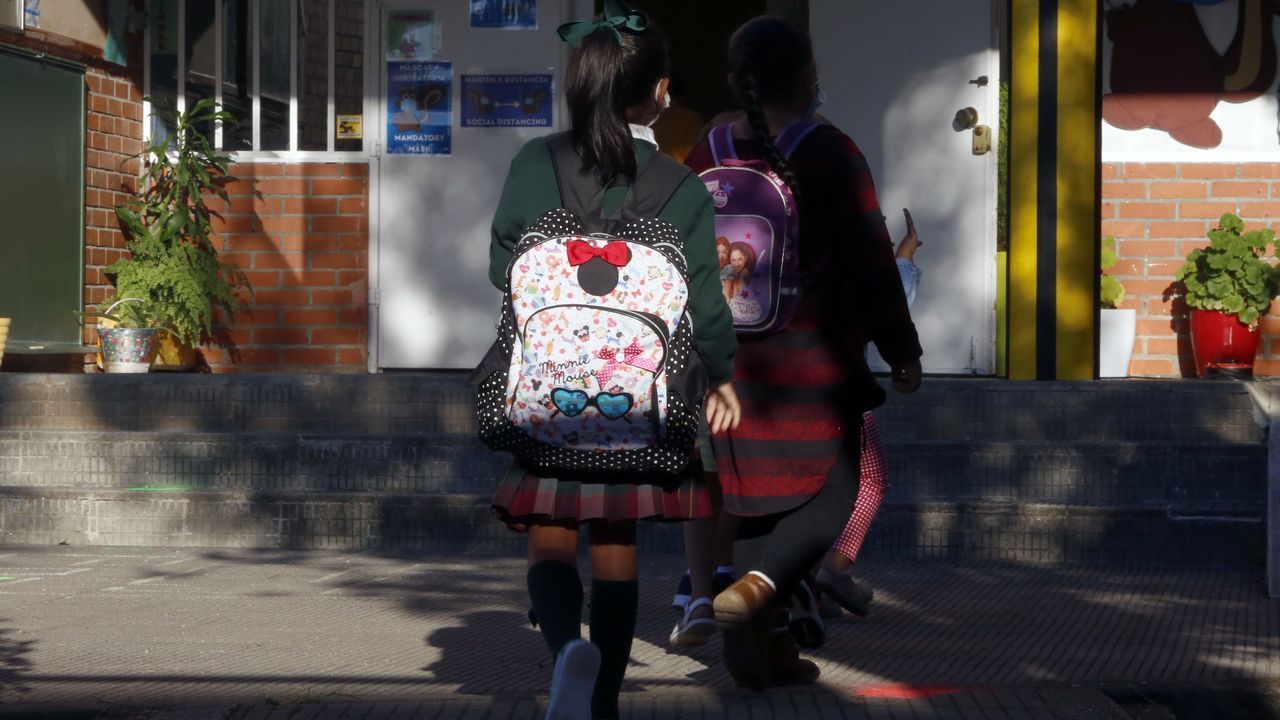 Pancarta de protesta contra la situación organizativa en los colegios en un centro de Arousa