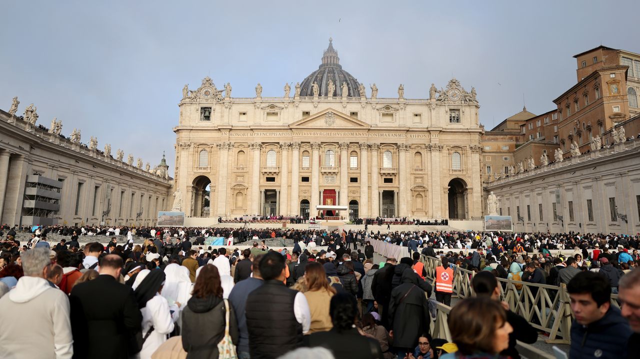 El presidente de Brasil, Lula da Silva, y su esposa caminan antes de la misa funeral del Papa Francisco, en el Vaticano.