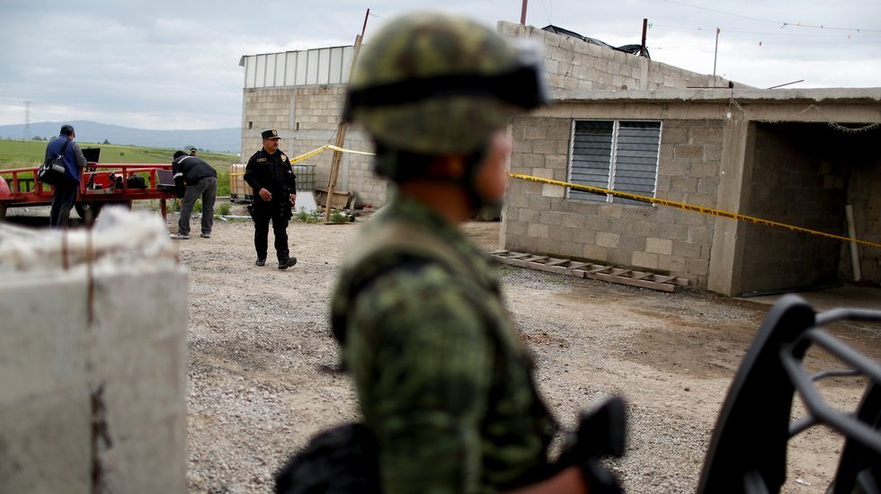 Los policías realizan labores de búsqueda para encontrar a el Chapo.