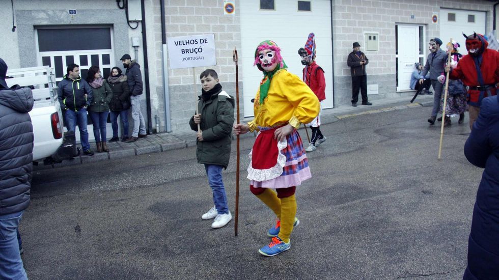 Mascarada ibérica.Cerca de 40 grupos y 800 personas participaron en la mascarada ibérica de Viana do Bolo