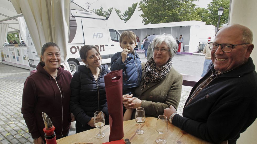 El conselleiro de Industria y el alcalde visitaron los puestos de las bodegas por la mañana
