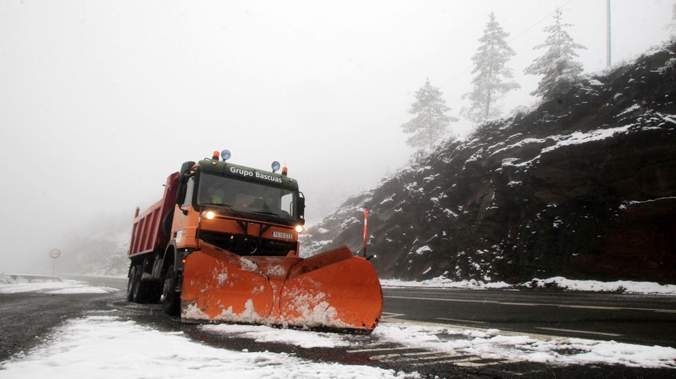 Un vehículo quitanieves, este miércoles en el tramo de la carretera de Quiroga a Folgoso do Courel que pasa por el Alto do Boi, a casi 1.000 metros de altura