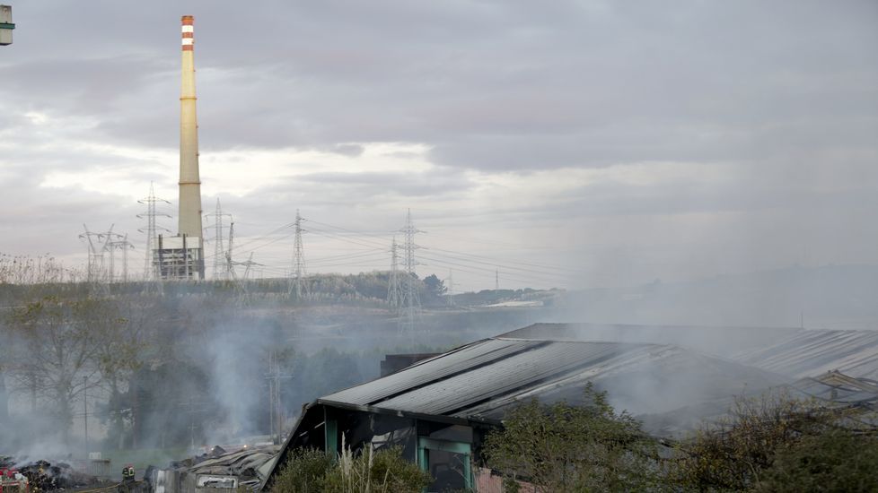 Cenizas tras el voraz incendio en la nave de reciclaje de Acteco en el polígono industrial de Sabón, en Arteixo