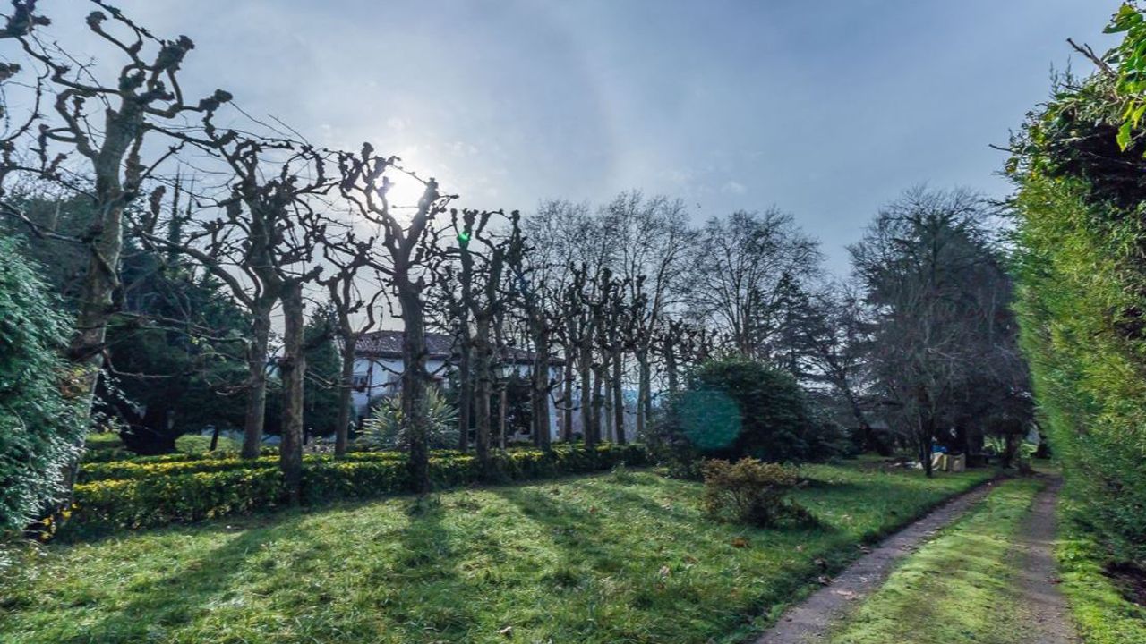 Vista de la entrada de la casa en San Cucao (Llanera) que vende la familia Franco por cinco millones de euros