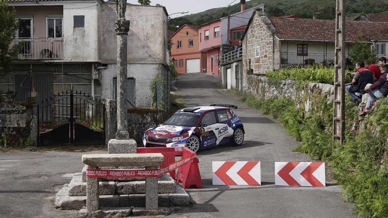A todo gas en el pueblo de Barroso.La curva del Cruceiro fue un buen escenario para disfrutar del Rali de Ourense