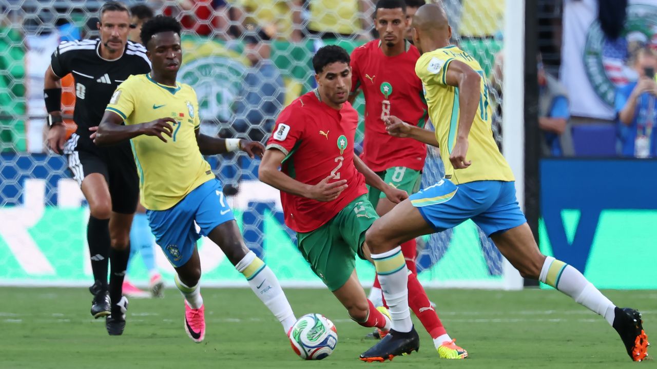 AtletismoUniOvi.Vinicius intenta recuperar el bal�n durante el encuentro entre Brasil y Marruecos disputado este s�bado