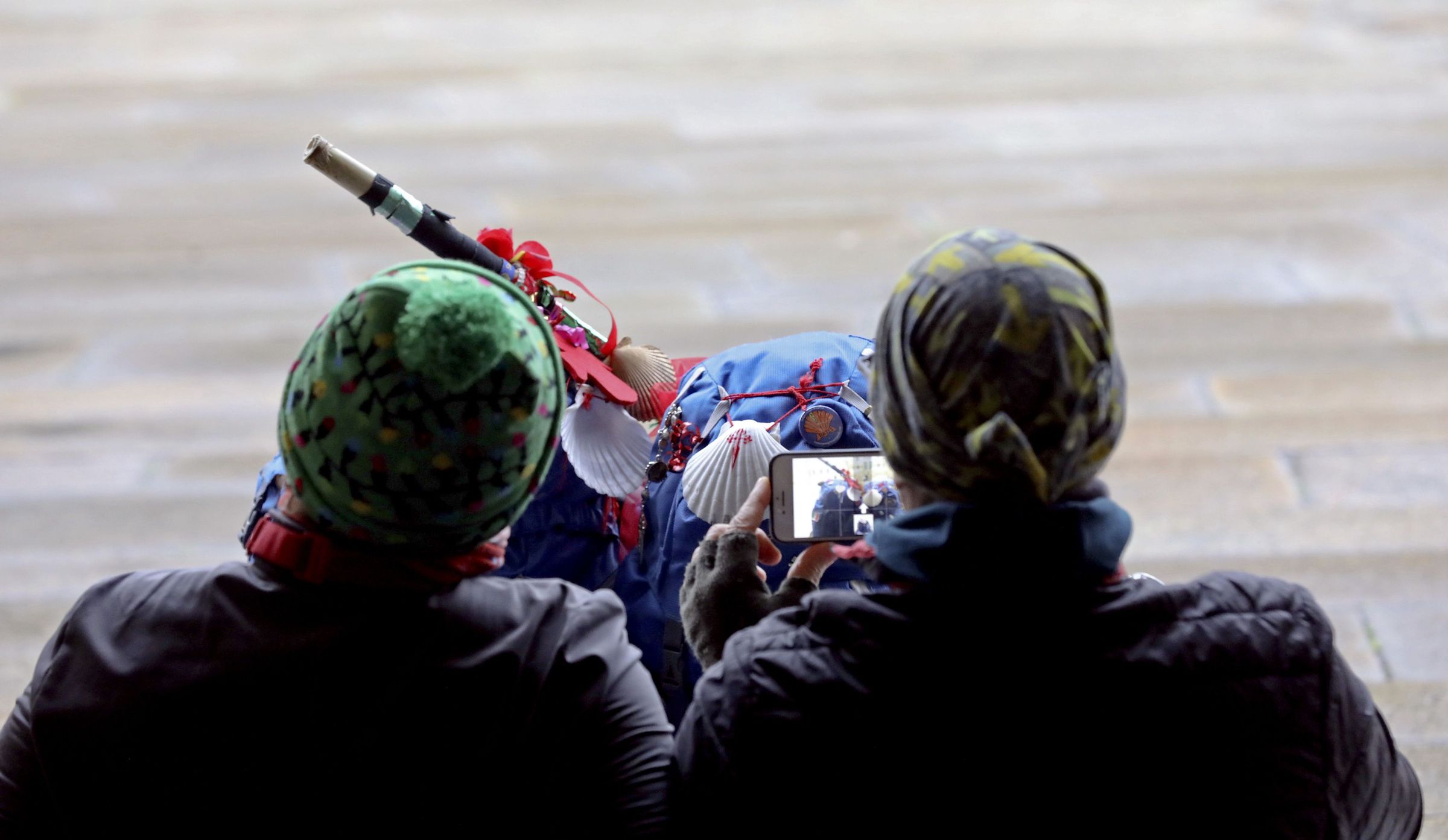Parella de peregrinos, dos poucos que se poden ver chegar a Santiago unha vez rematado o ano santo. 07/01/2023