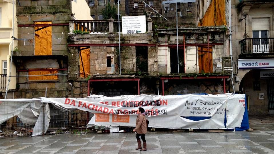 La tormenta destrozó los paneles y vallas que protegen los soportales de O Berbés que van a ser rehabilitados