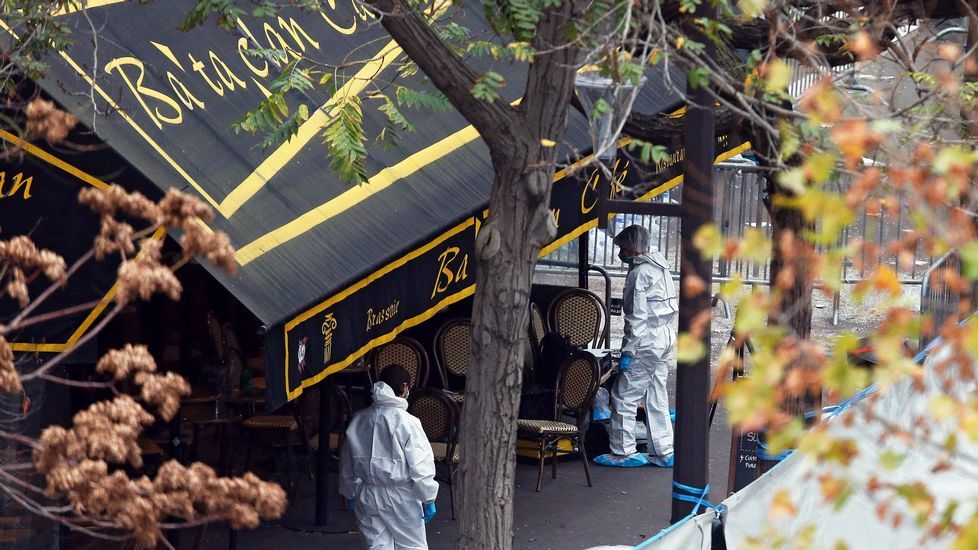 Agentes de policía en el exterior de la sala Bataclan.