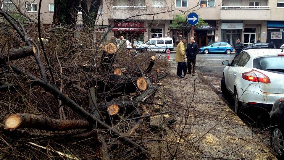 Crecida por las lluvias del río Asma en Chantada.Tormenta eléctrica sobre Pontevedra