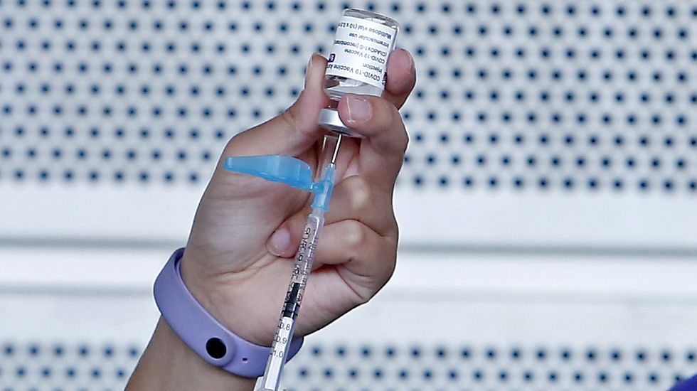 Vacunación masiva contra el Covid-19 con AstraZeneca para personas de entre 60 y 65 años en el recinto ferial de Pontevedra