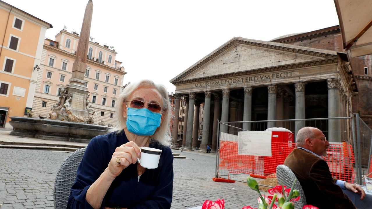 Una mujer, esta mañana, a unos metros del Panteón romano