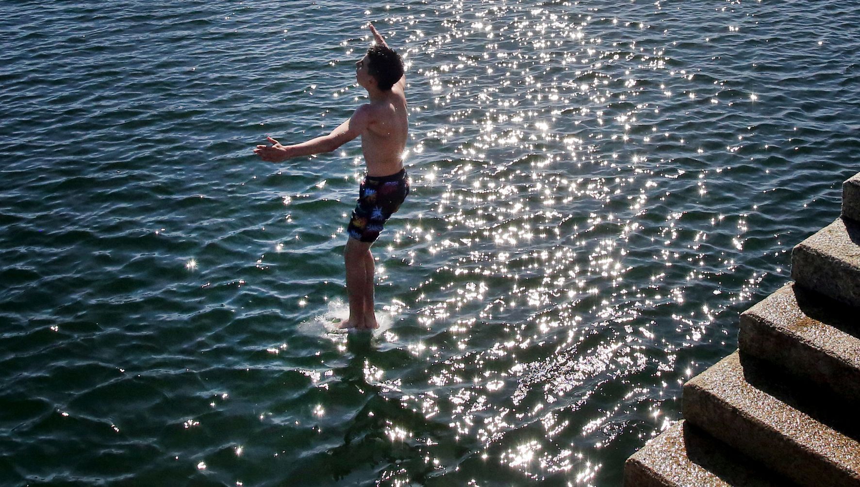 Un mozo b��ase nas augas do porto de Vilanova nun t�rrido d�a do mes de�abril. 12/04/2024