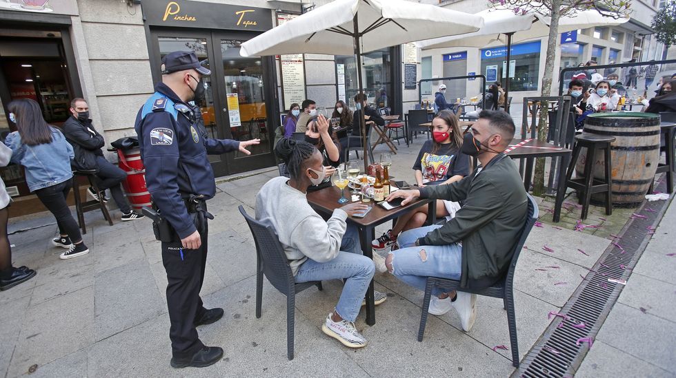 La policía controla que se cumplan las normas Covid en las terrazas
