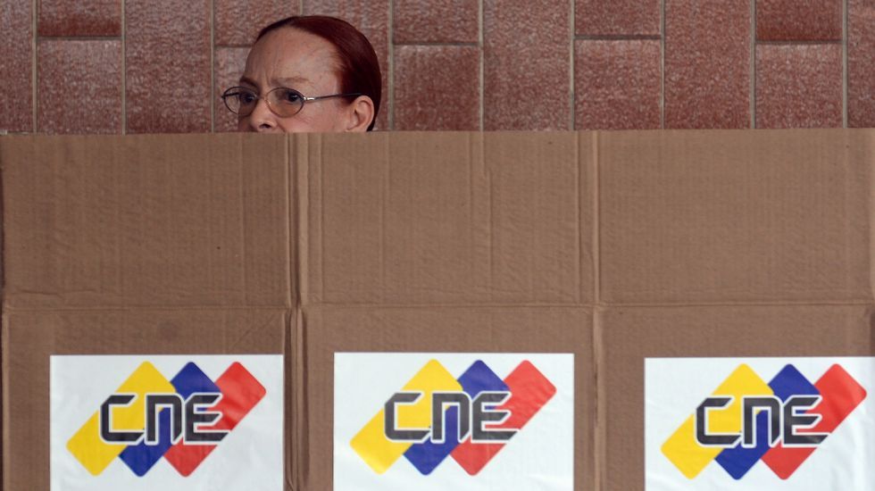 La esposa de Leopoldo López, Lilian Tintori, votando en Caracas.