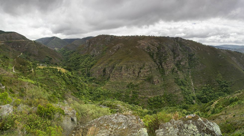 La ruta discurre al pie de la charnela o punto de máxima curvatura del pliegue geológico. A la izquierda, en la ladera del valle del río Ferreiriño, está la aldea de Campodola