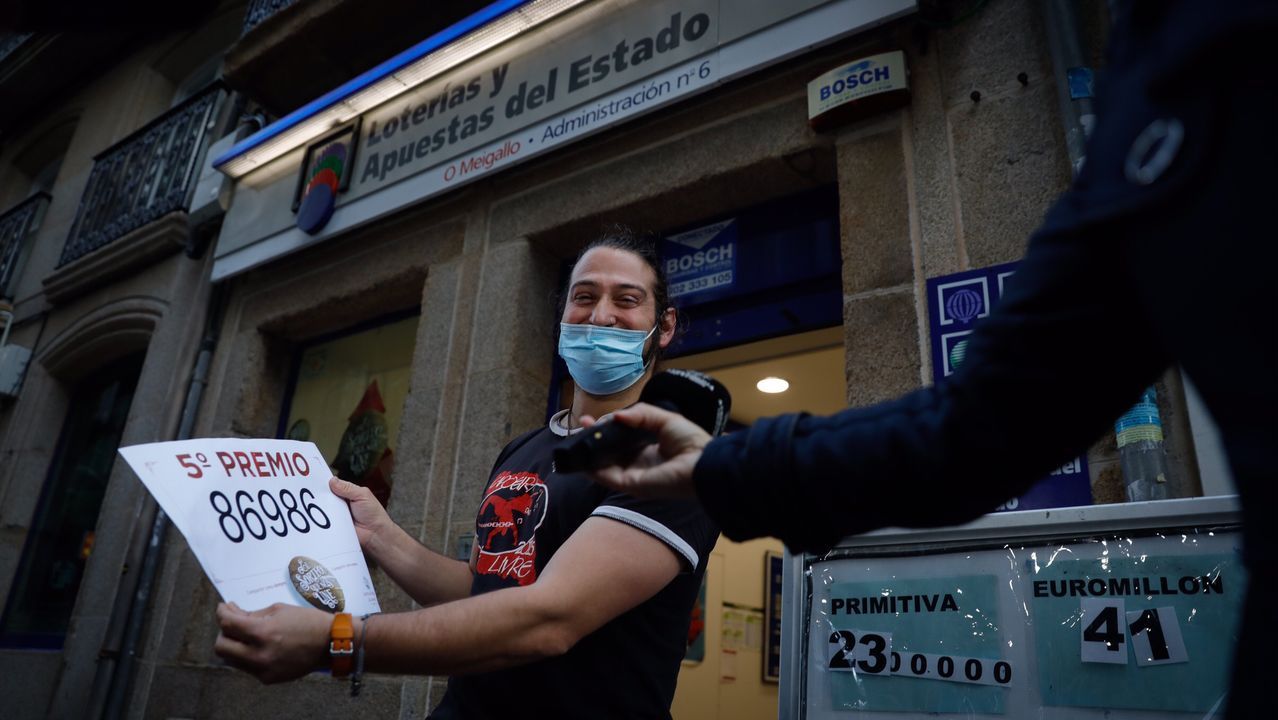 El 86986, un quinto premio, muy repartido por Galicia.El premio más madrugador del sorteo de Navidad, el 86986, se vendió en varias localidades gallegas. En la imagen, celebración en la calle Barrera, en A Coruña