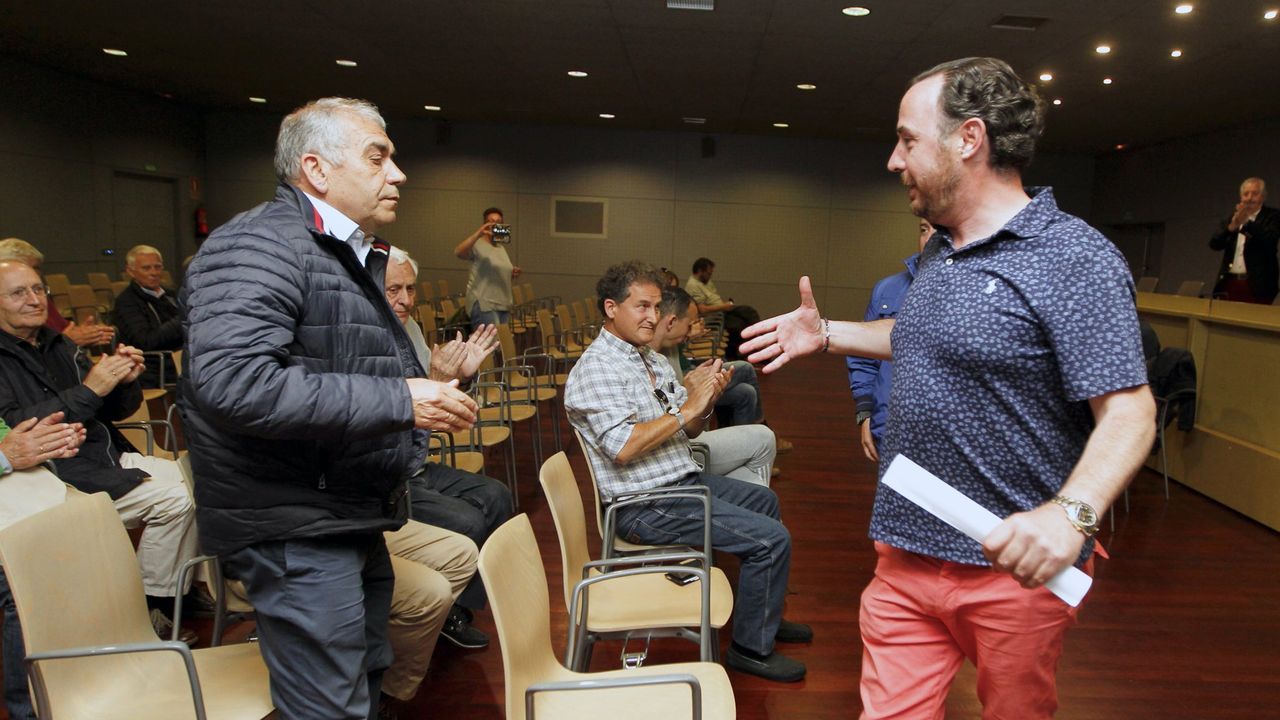 Manuel Abalo rebalida como presidente del Arousa S.C