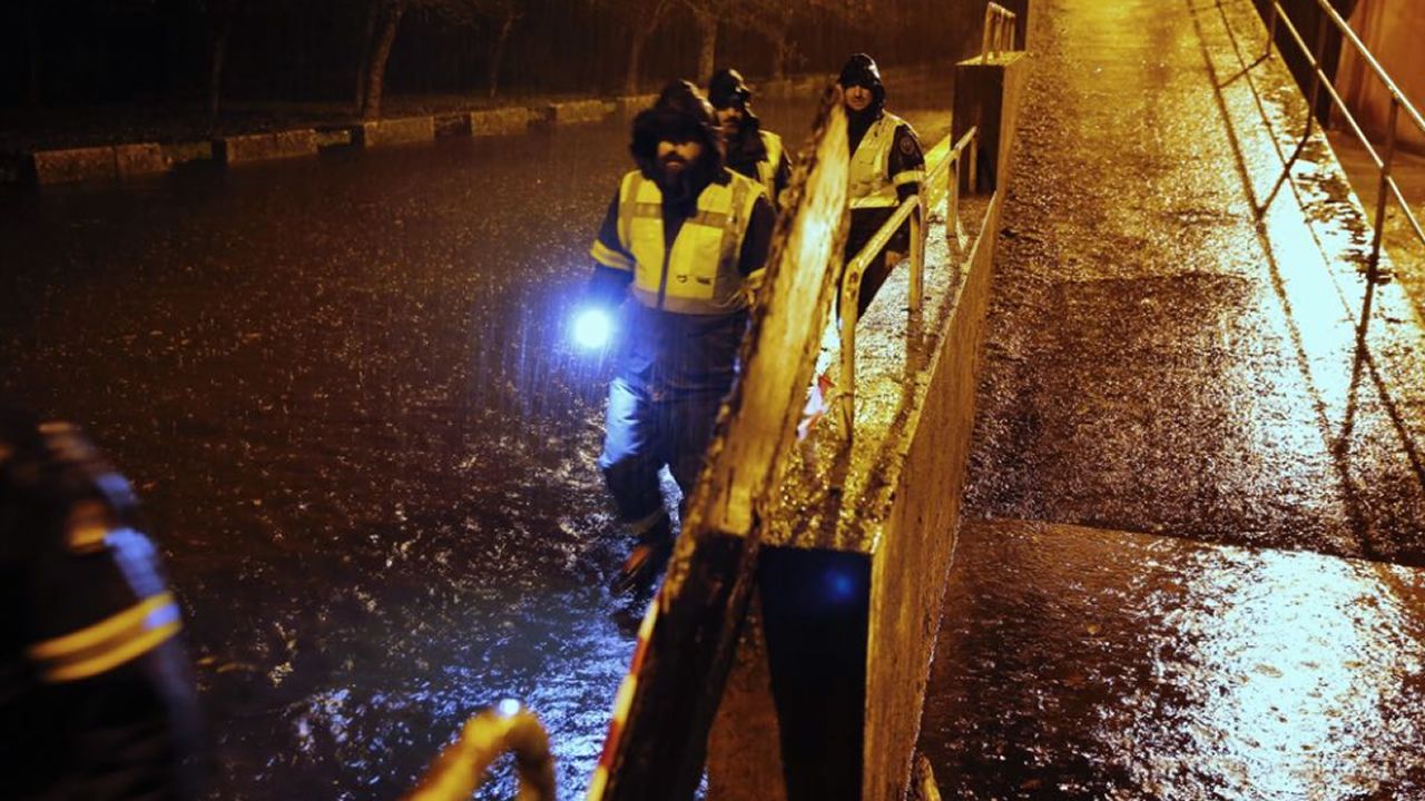 .Junto al área recreativa de A Veronza, en Ribadavia, el río se ha desbordado y cubre la calzada y parte de la acera. En un local próximo el agua llegaba a la altura de la cintura