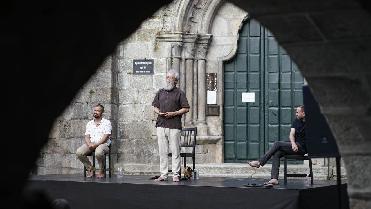 Tres vellas (polo menos) en la plaza de San Xoán