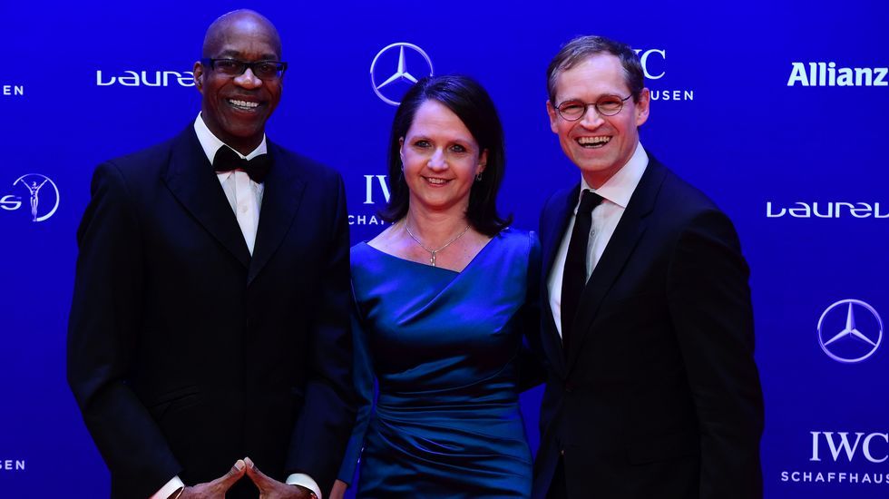 El alcalde de Berlín, su mujer y Edwin Moses.
