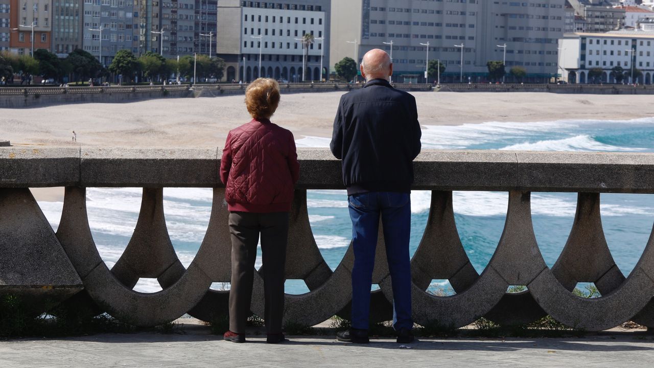 Disfrutando del sol en el paseo marítimo y en las playas en A Coruña