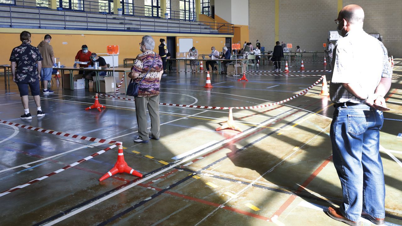 En A Mariña, algunos votaron hasta disfrazados