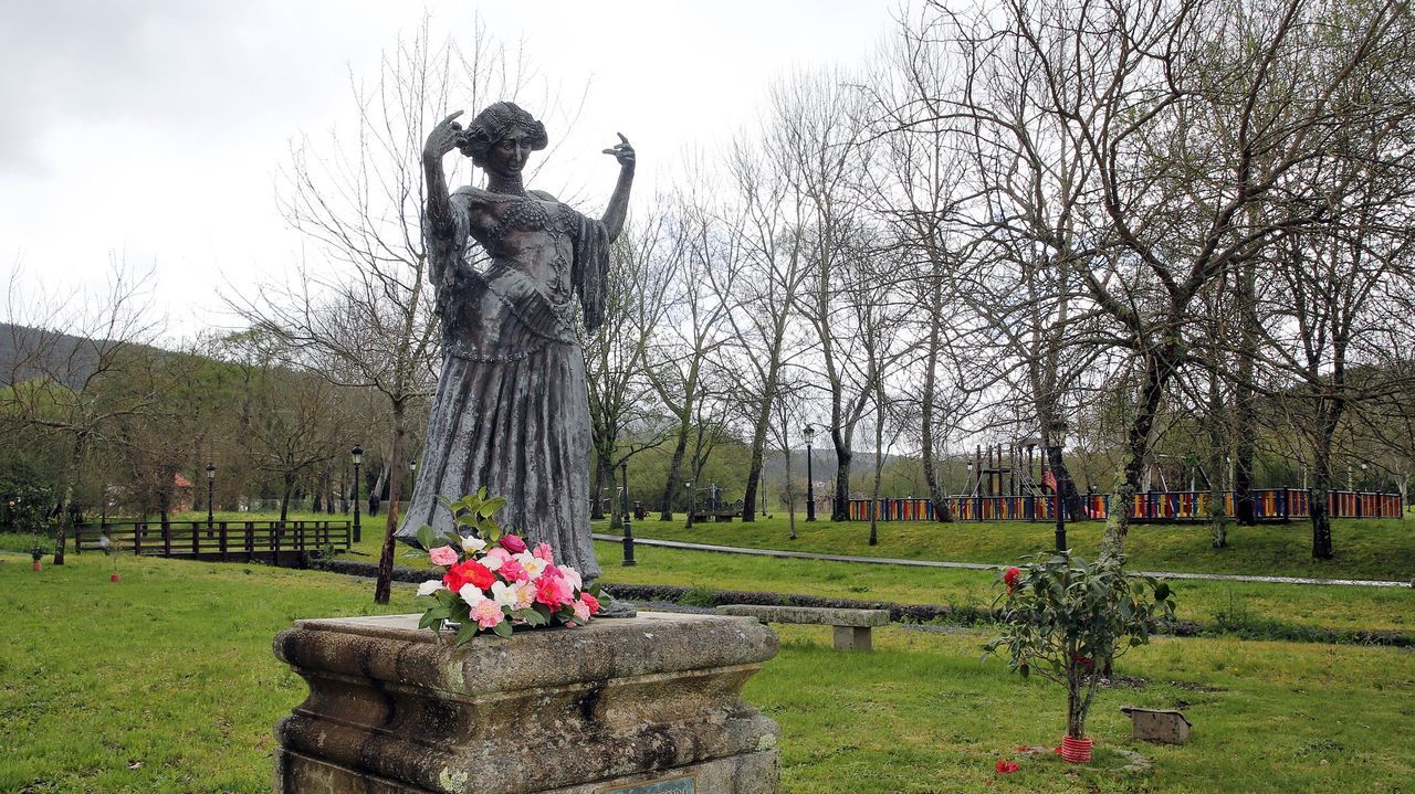 Escultura de la Bella Otero, Valga.Desde los molinos de viento hay una buena vista de Pedras Miúdas que no debes perderte en Catoira