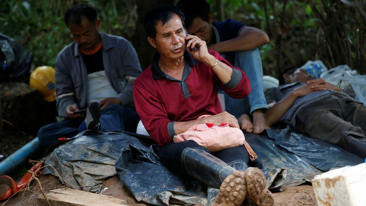 Las autoridades le rinden un homenaje a Saman Kunan, de 38 años, quien murió al intentar rescatar a los niños y a su entrenador.