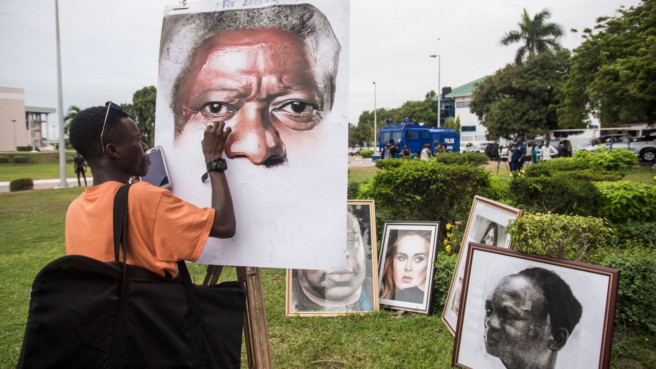 Un artista pinta un retrato de Kofi Annan a la entrada del Centro Internacional de Conferencias de Accra, en Ghana