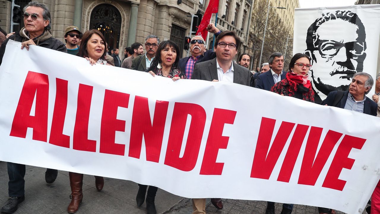 Decenas de personas marcharon en homenaje a Salvador Allende