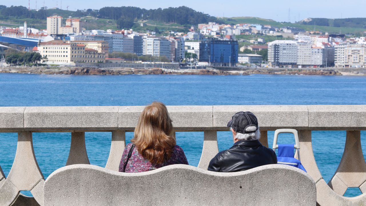 Disfrutando del sol en el paseo marítimo y en las playas en A Coruña