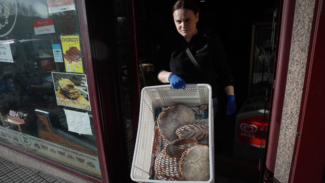 Empleada de una panadería con guantes
