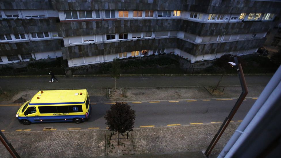 Aplausos a las ambulancias de los vecinos de San Antoniño