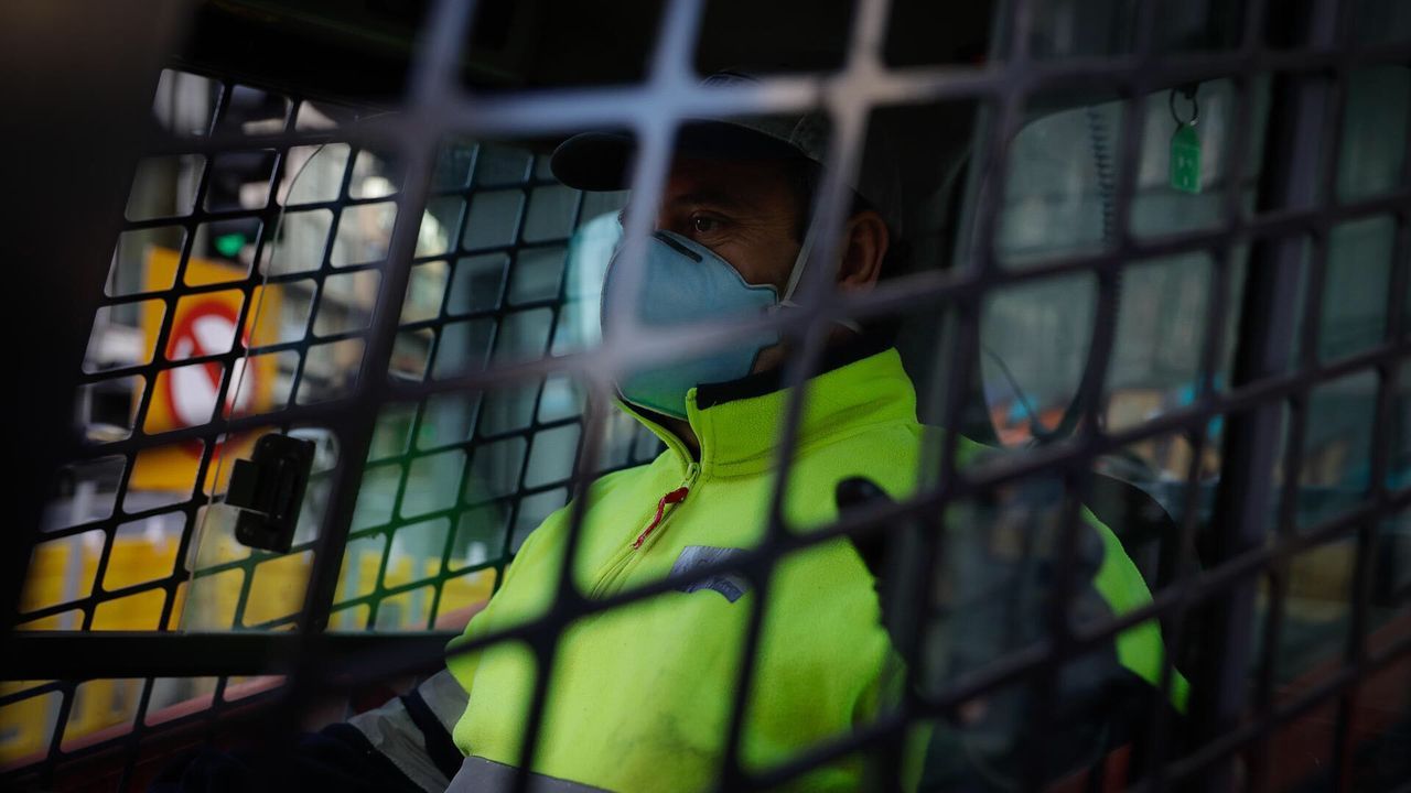 Policía Local y Nacional reparten mascarillas a los usuarios de los autobuses en Pontevedra