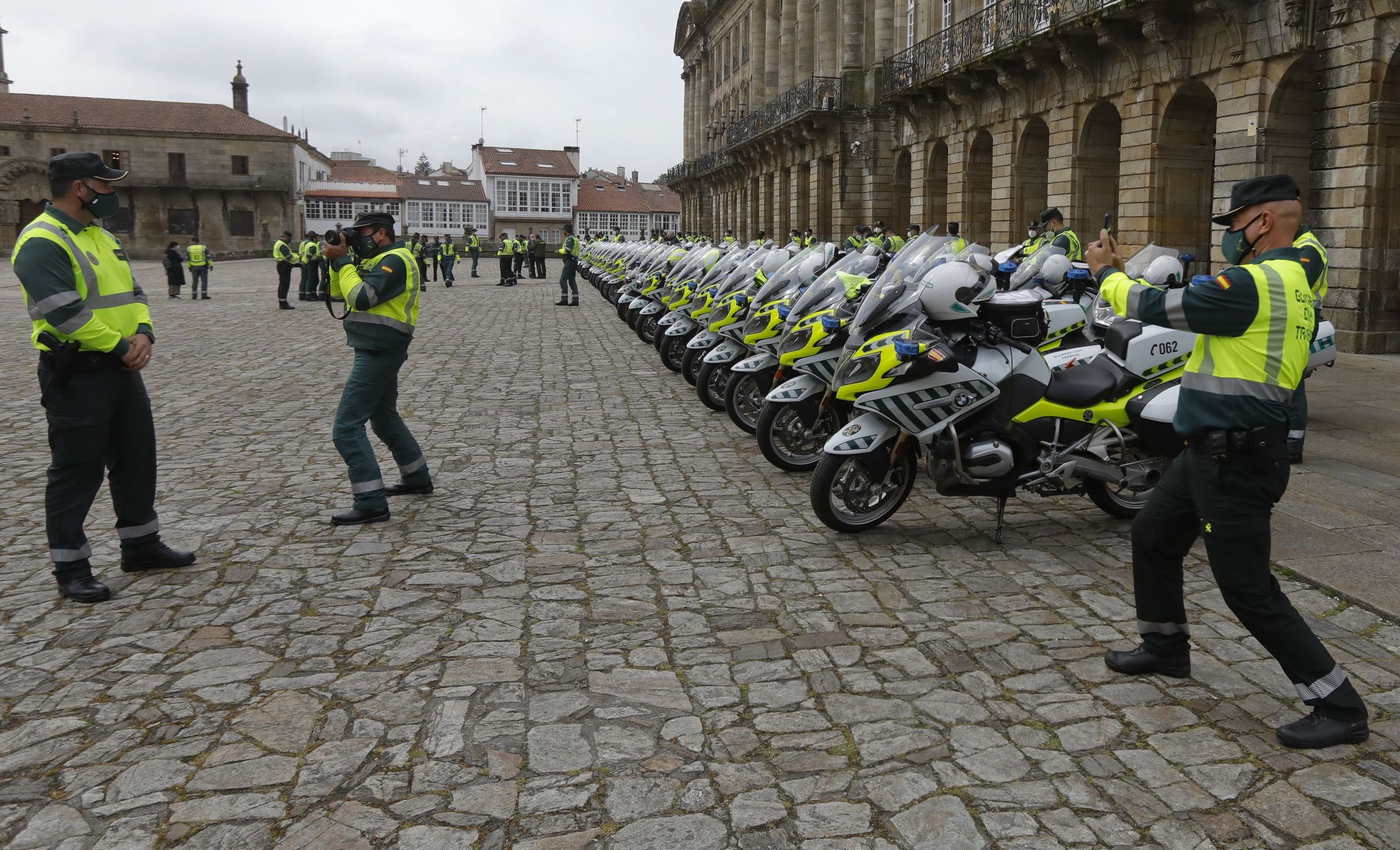 LLegada de la peregrinacin de alumnos de la agrupacin de motoristas de la guardia civil de trfico a la Plaza del Obradoiro. 21/04/2021