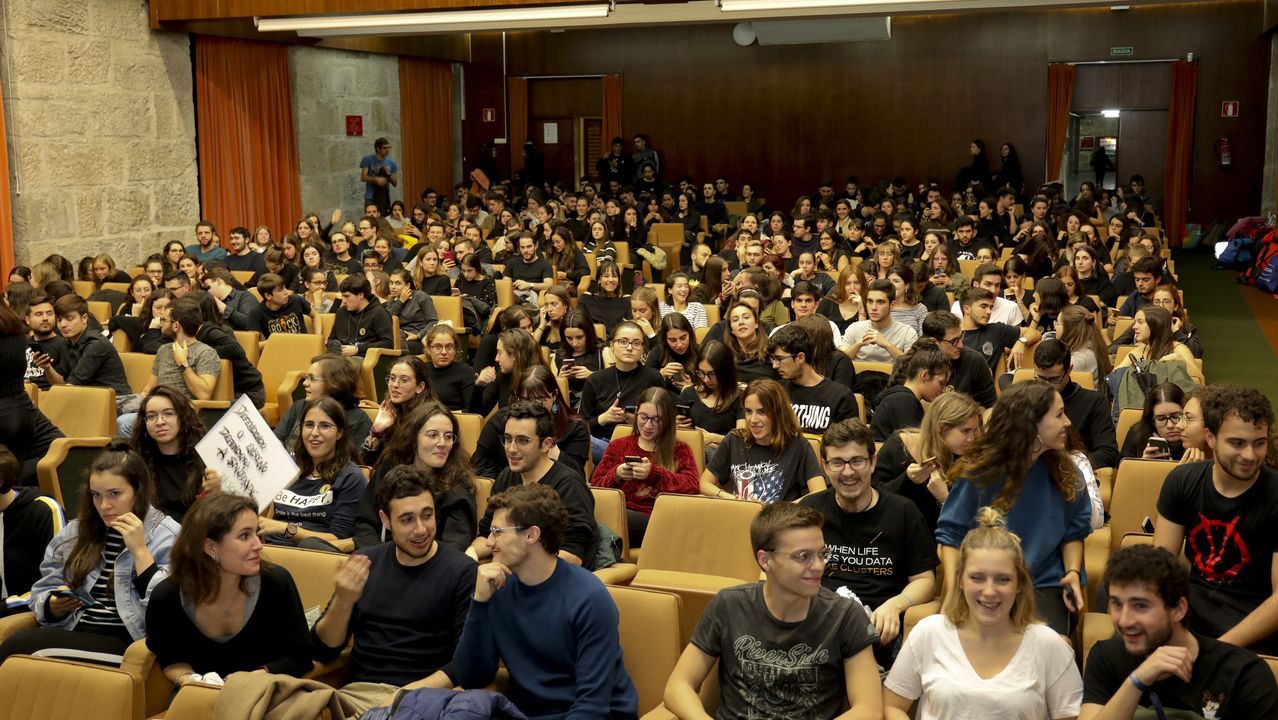 Alumnos tomando posiciones para dormir en las aulas durante la primera jornada de huelga