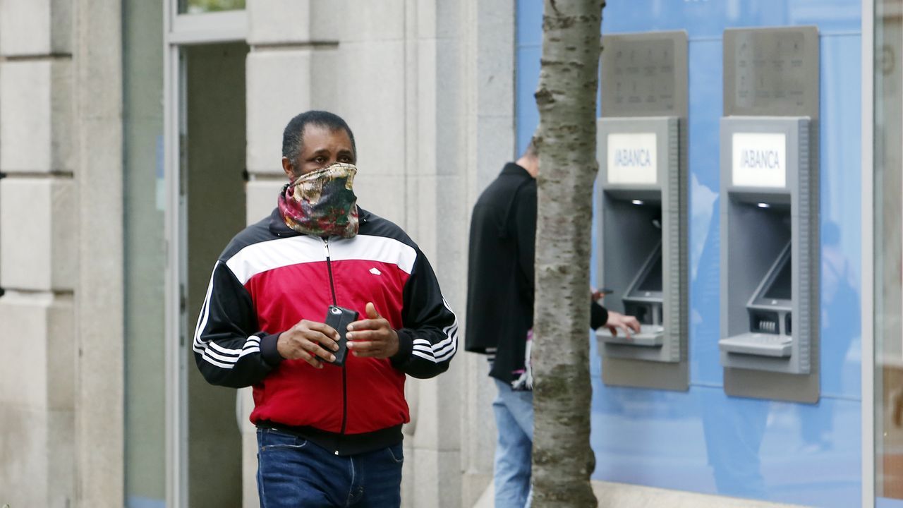 Uso de mascarillas por las calles de Pontevedra