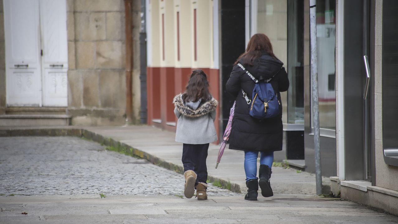 El primer paseo de los niños de Barbanza, en imágenes.Los viandantes regresaron al paseo de Coroso