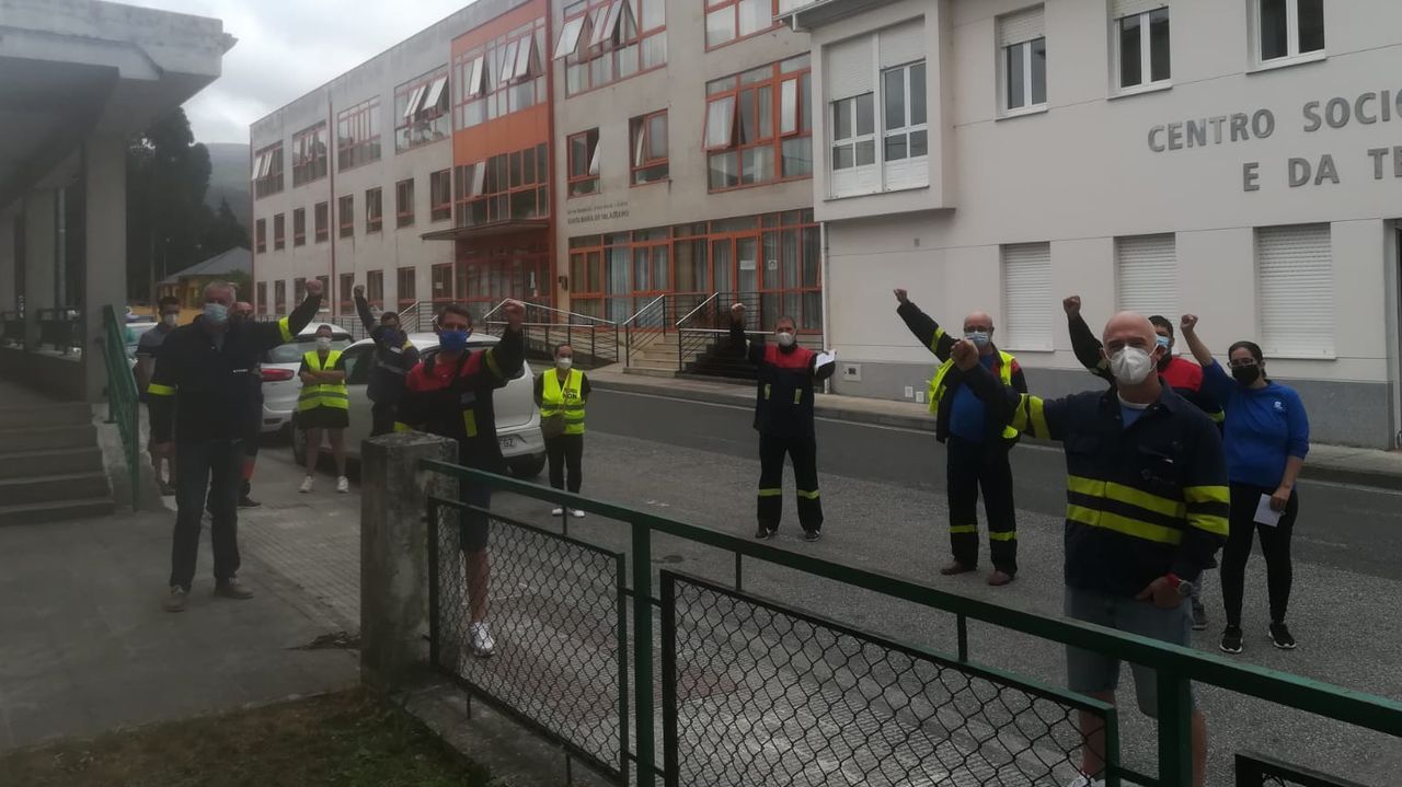Gente votando en un colegio de Viveiro