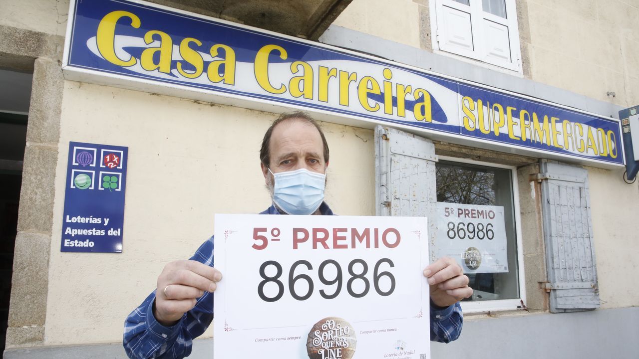 El 86986, un quinto premio, muy repartido por Galicia.Suso, gerente de Casa Carreira en Castro Ribeiras de Lea, que repartió un décimo premiado con 6.000 euros