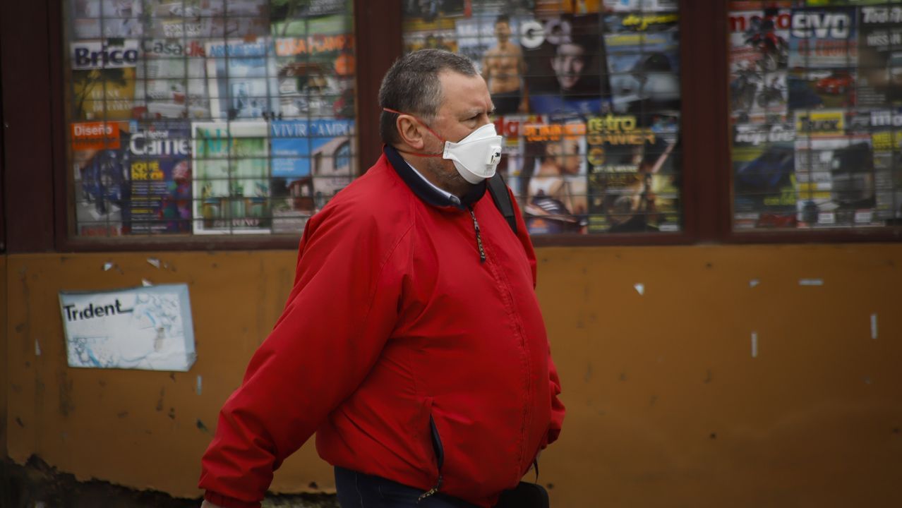 Con mascarillas por las calles de Noia