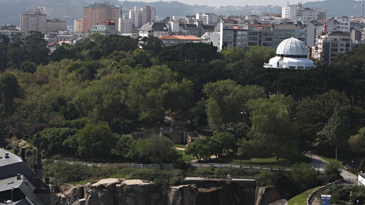VISTAS DE LA CIUDAD DE A CORUÑA. PARQUE DE SANTA MARGARITA DEL QUE SOBRESALE LA CASA DE LA CIENCIAS. EN EL 2008