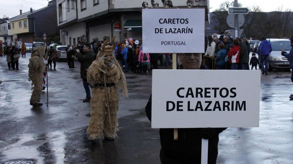 Mascarada ibérica.Cerca de 40 grupos y 800 personas participaron en la mascarada ibérica de Viana do Bolo