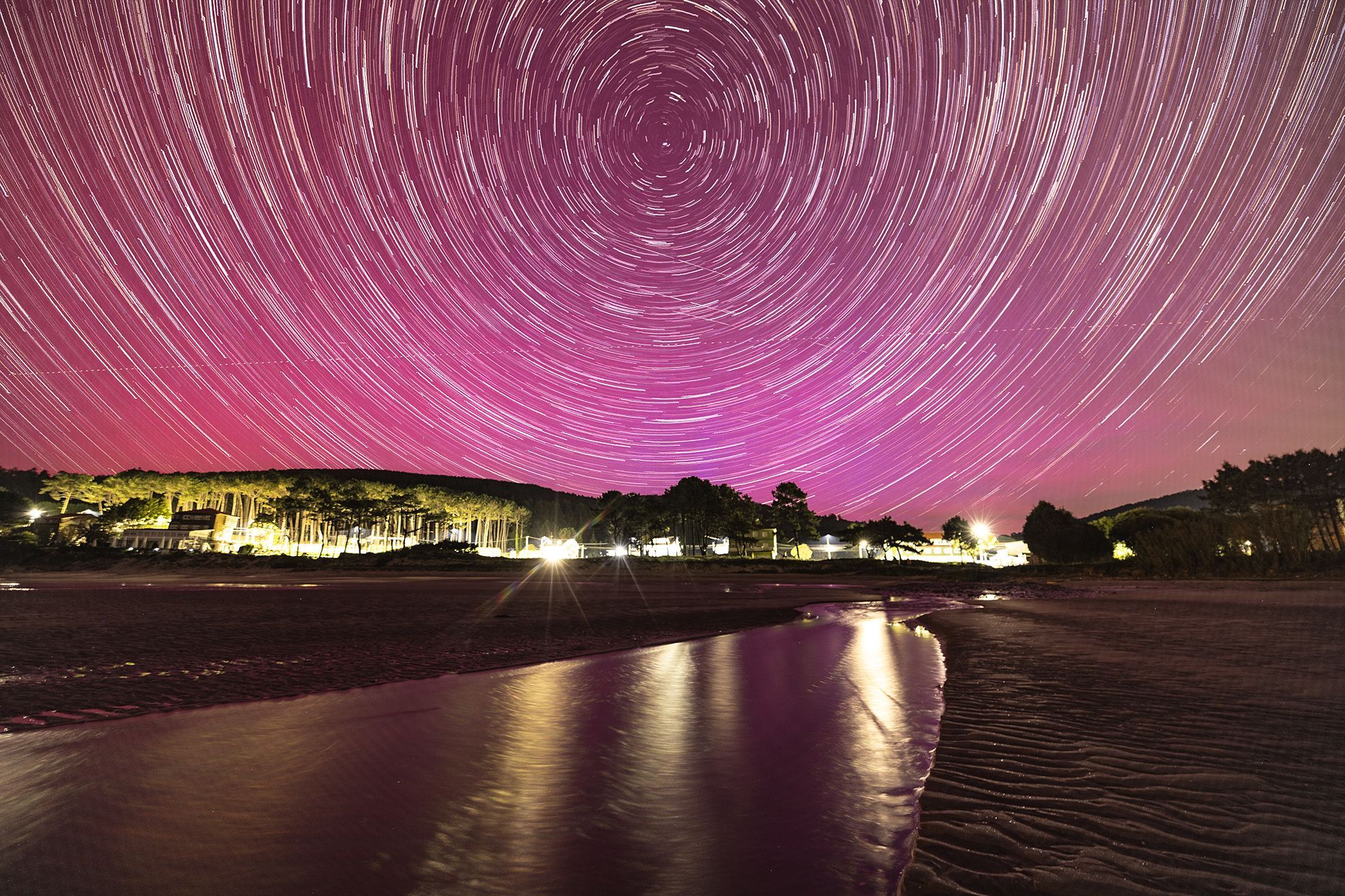 Espectacular circumpolar con auroras boreales na praia de Cee. 11/05/2024