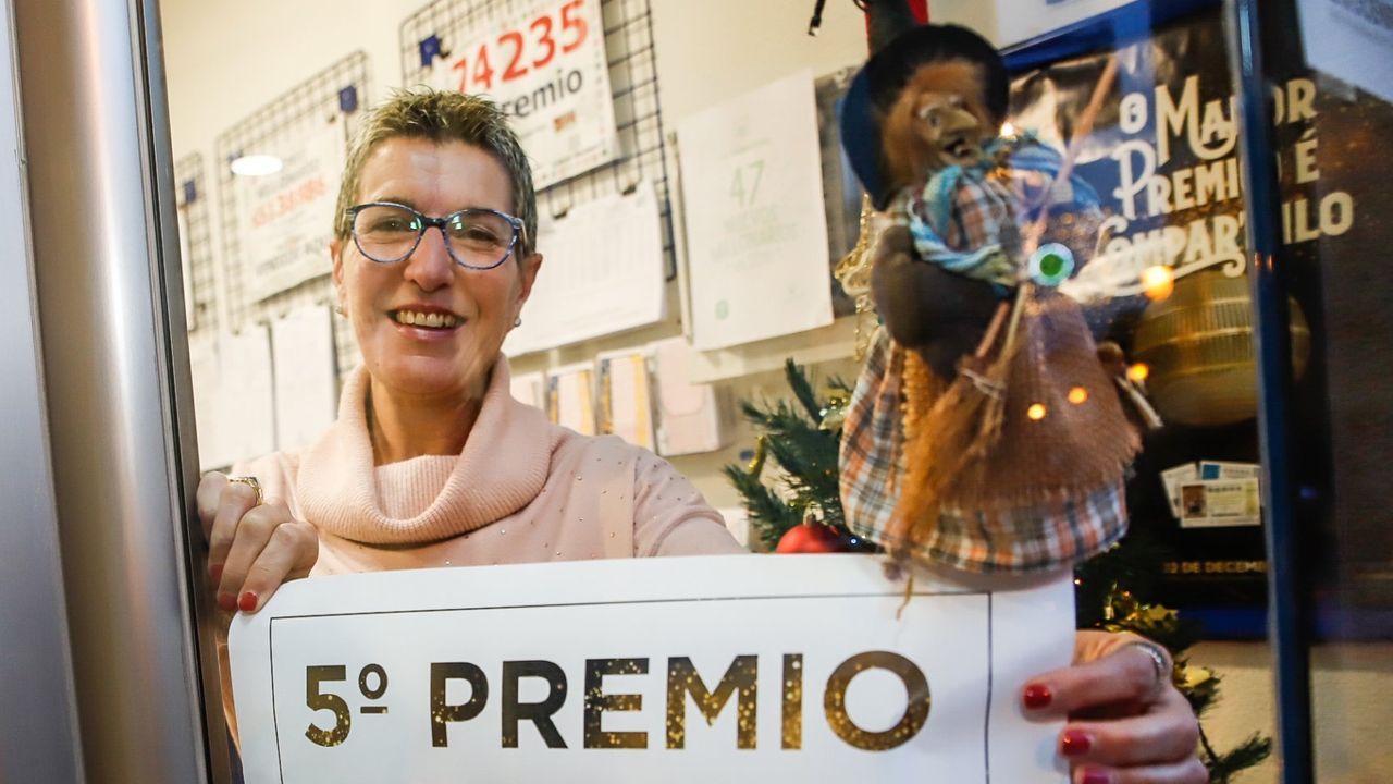 El 86986, un quinto premio, muy repartido por Galicia.Un décimo del 86986 fue vendido también en el despacho A Meiga, de Noia. La propietaria, María José Petisco, expresa su satisfacción: «Fue solo un décimo, pero genial. Uno más que suma».