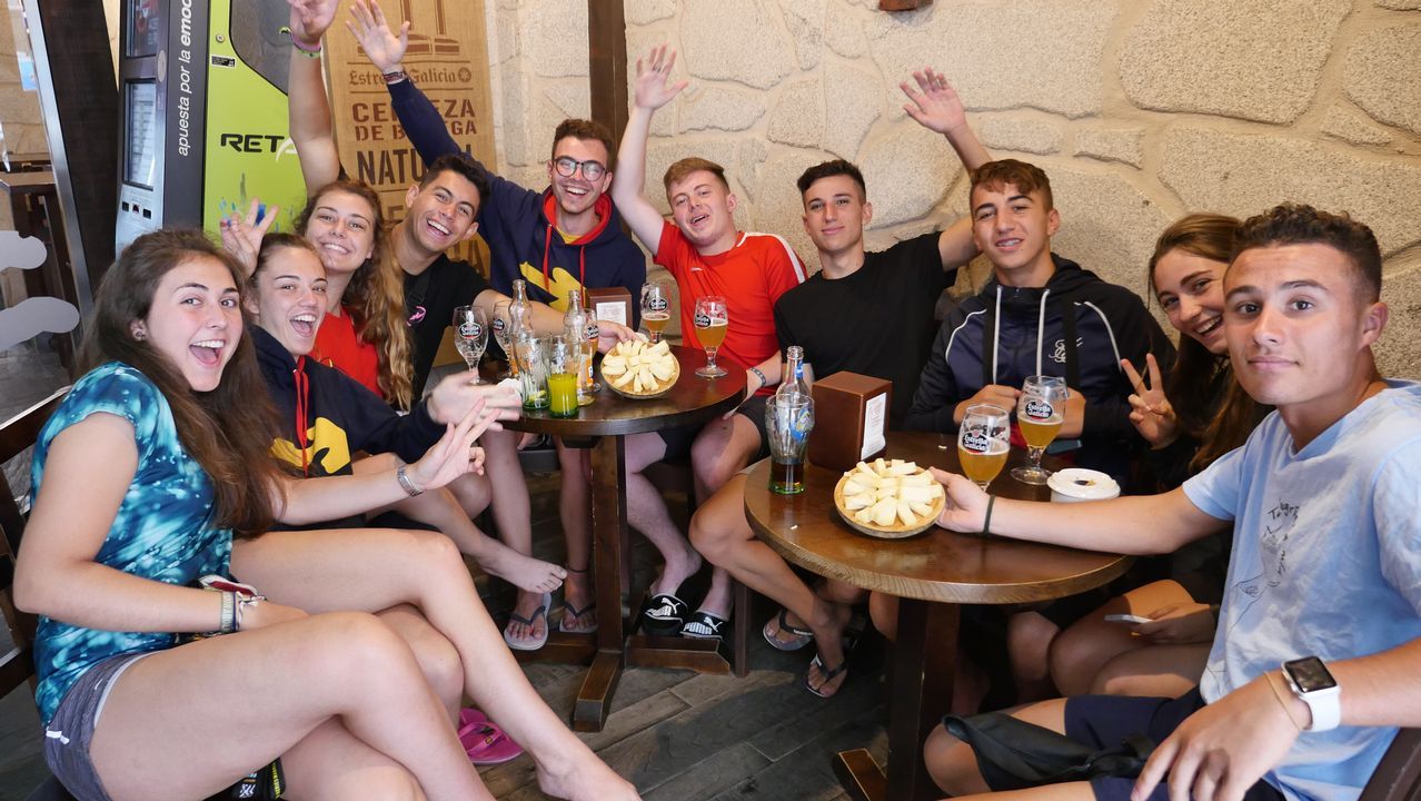 La pandilla de amigos canarios comiendo queso en Arzúa