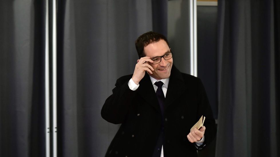 .El candidato socialista Benoit Hamon antes de depositar su voto en Trappes