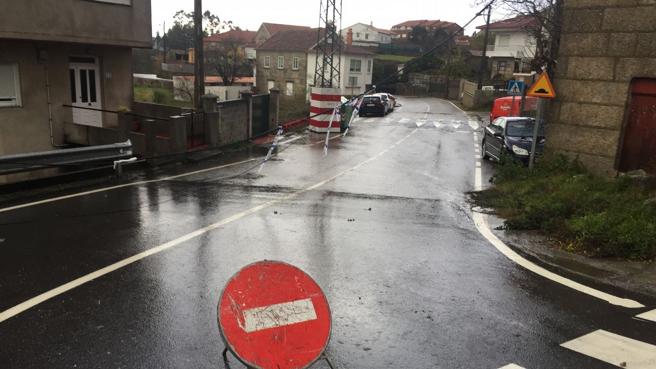.Bolsas de agua y ramas caídas dificultan el tránsito en varias carreteras de Marín