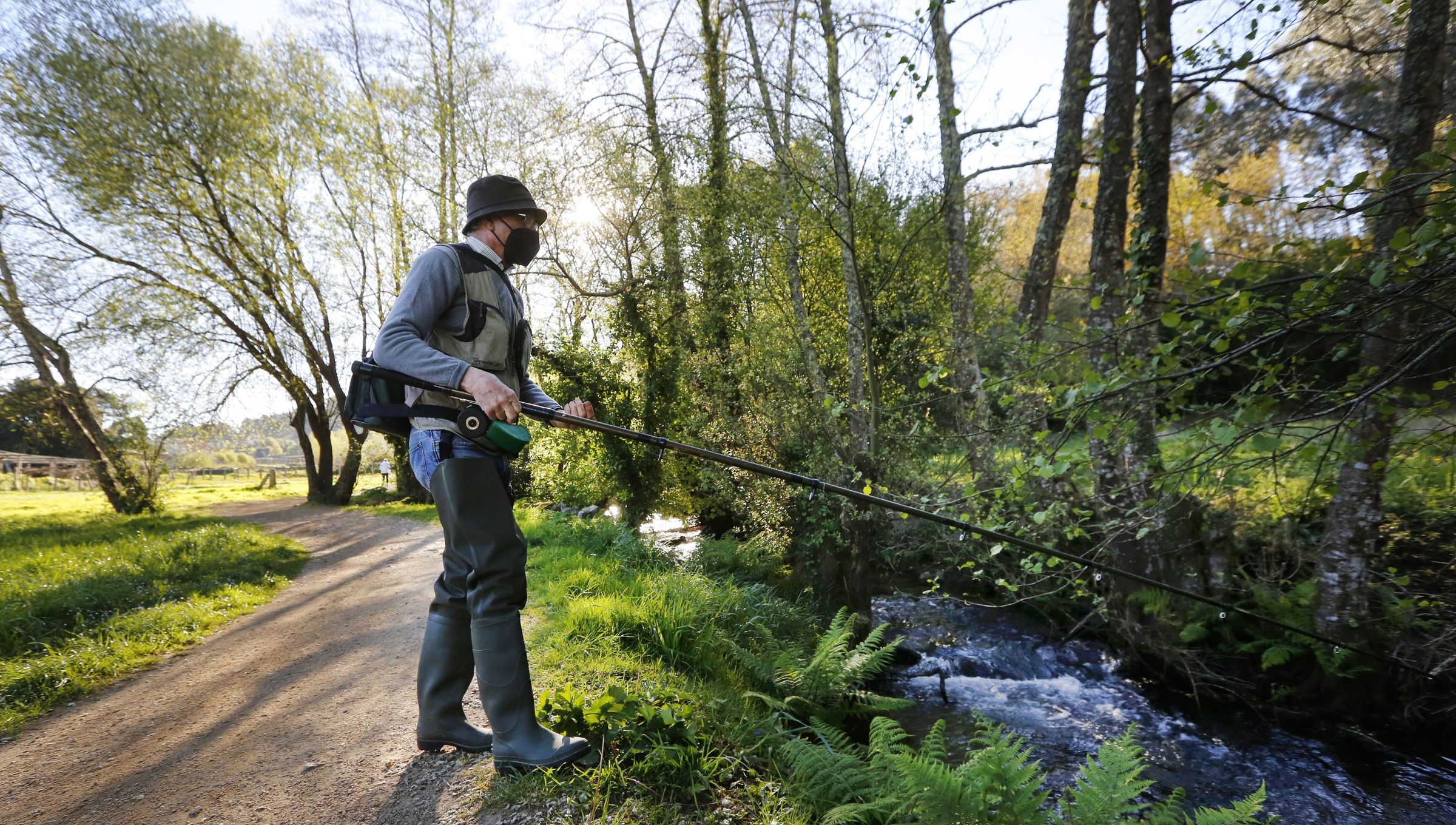 Un pescador en el río Armenteira, afluente del Umia